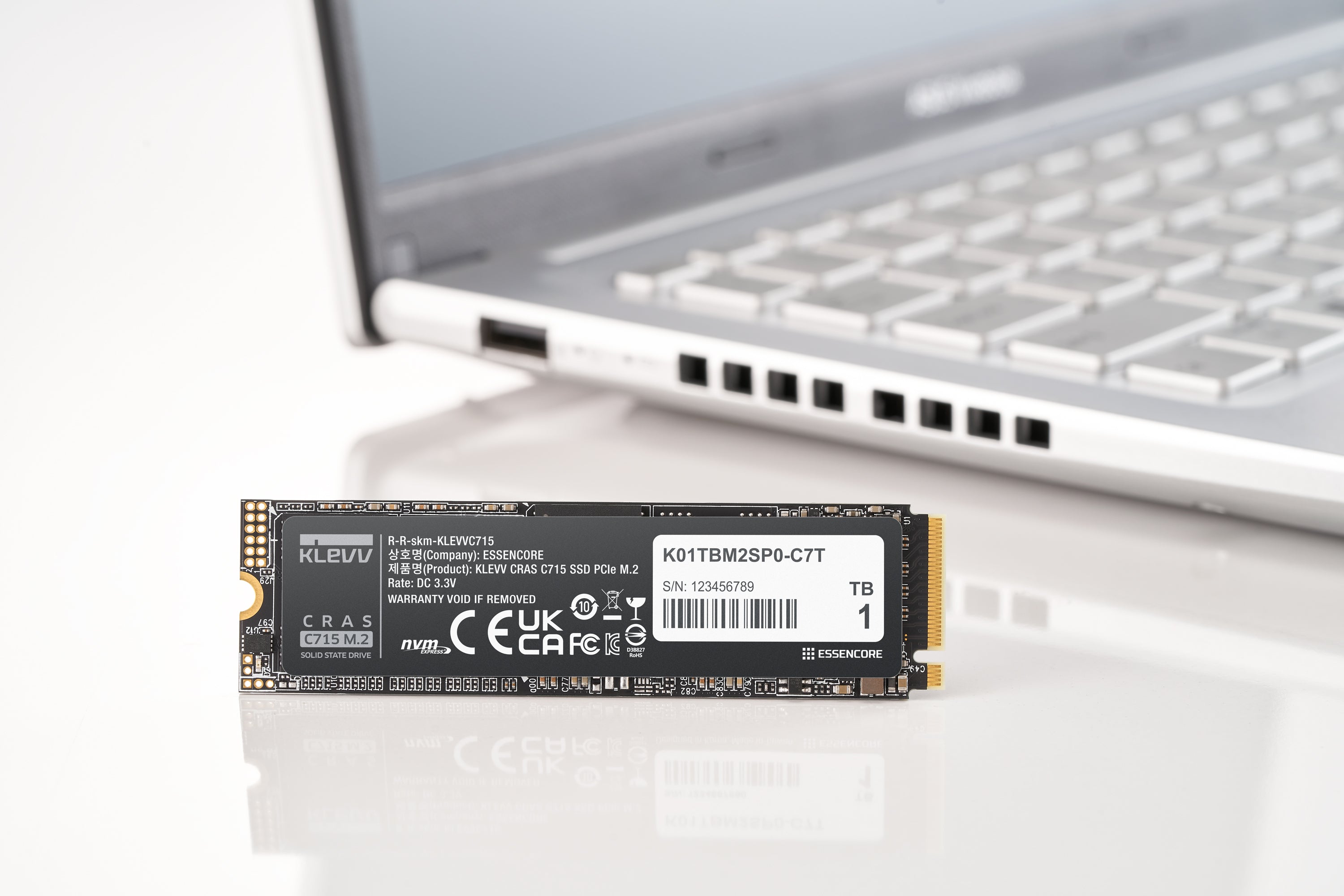 Klevv 科赋CRAS C715 SSD 固态硬碟256GB / 512GB / 1TB TLC NVMe PCIe 3.0 x4 M.2 2280 